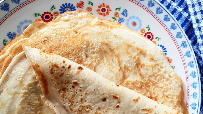 white and blue ceramic plate